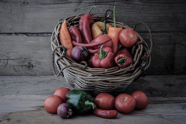 Descarga gratuita Basket Vegetables Tomatoes - foto o imagen gratuita para editar con el editor de imágenes en línea GIMP