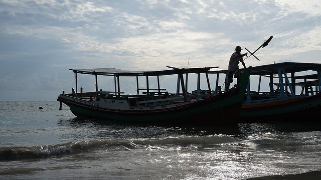 Descarga gratuita Beach Fisherman Ship: foto o imagen gratuitas para editar con el editor de imágenes en línea GIMP