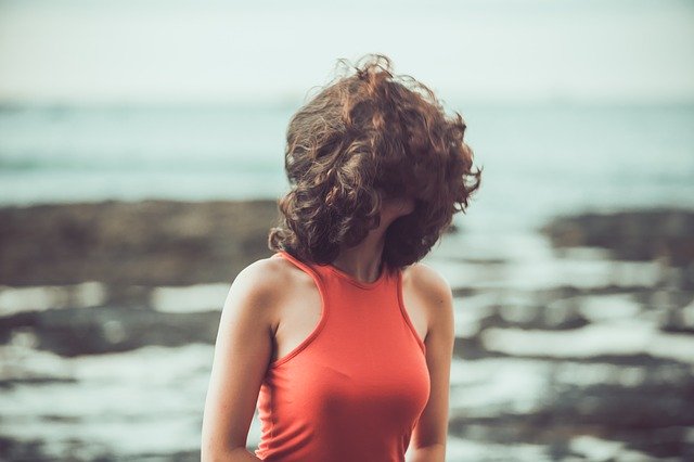 Bezpłatne pobieranie Beach Girl Wave - bezpłatne zdjęcie lub obraz do edycji za pomocą internetowego edytora obrazów GIMP