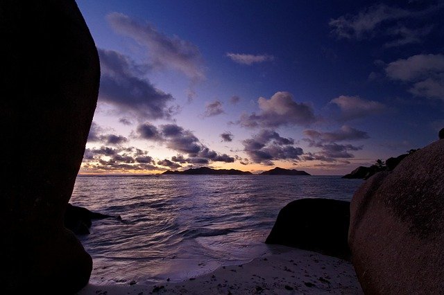 Bezpłatne pobieranie plaża ocean tropikalny zachód słońca morze darmowe zdjęcie do edycji za pomocą bezpłatnego internetowego edytora obrazów GIMP