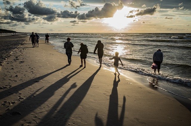 Безкоштовно завантажте безкоштовне зображення пляжних людей, сліди морського піску, яке можна редагувати за допомогою безкоштовного онлайн-редактора зображень GIMP