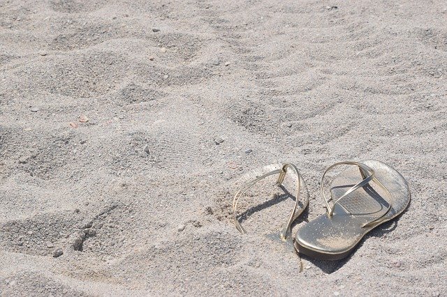 Muat turun percuma Beach Sand Gold Flip - foto atau gambar percuma untuk diedit dengan editor imej dalam talian GIMP