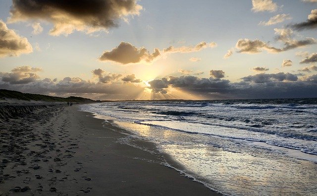 Téléchargement gratuit Beach Sea Sunset Evening - photo ou image gratuite à éditer avec l'éditeur d'images en ligne GIMP