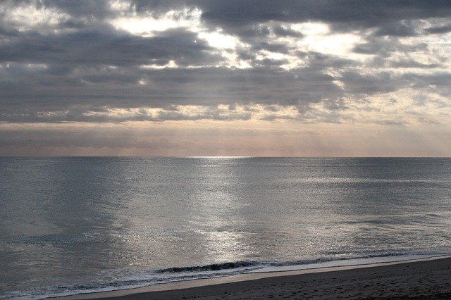 ດາວ​ໂຫຼດ​ຟຣີ Beach Sunrise Clouds - ຮູບ​ພາບ​ຟຣີ​ຫຼື​ຮູບ​ພາບ​ທີ່​ຈະ​ໄດ້​ຮັບ​ການ​ແກ້​ໄຂ​ກັບ GIMP ອອນ​ໄລ​ນ​໌​ບັນ​ນາ​ທິ​ການ​ຮູບ​ພາບ​