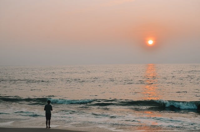 Ücretsiz indir plaj gün batımı adam sahil deniz suyu ücretsiz resim GIMP ücretsiz çevrimiçi resim düzenleyici ile düzenlenebilir