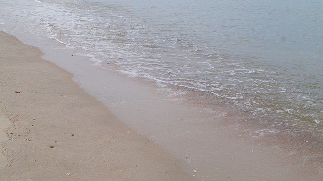 Descarga gratuita Beach Water Clean: foto o imagen gratuitas para editar con el editor de imágenes en línea GIMP