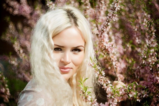 Download gratuito Beautiful Blonde Almond Pink - foto o immagine gratuita gratuita da modificare con l'editor di immagini online di GIMP