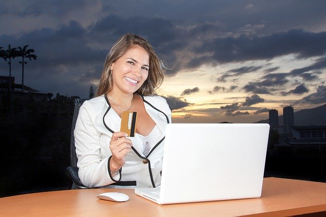 دانلود رایگان عکس خندان زن تجاری زیبا برای ویرایش با ویرایشگر تصویر آنلاین رایگان GIMP