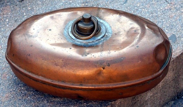 Бесплатно скачать Bed Bottle Old Antique Hot Water - бесплатную фотографию или картинку для редактирования с помощью онлайн-редактора изображений GIMP