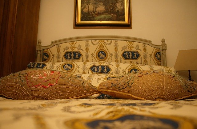 Free download Bed Historically Royal -  free photo or picture to be edited with GIMP online image editor