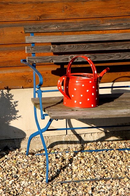 Unduh gratis Bench Watering Can House - foto atau gambar gratis untuk diedit dengan editor gambar online GIMP