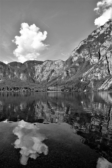 Download gratuito Bergsee Mirroring Black And White - foto o immagine gratuita da modificare con l'editor di immagini online GIMP
