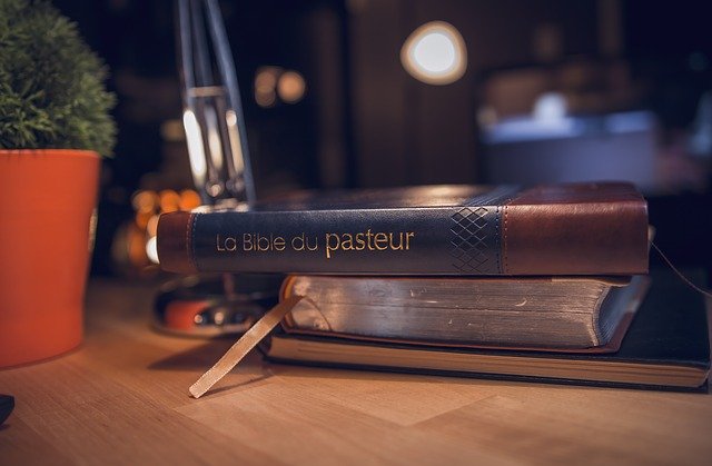 Descarga gratuita Bible Pastor Christian - foto o imagen gratuita para editar con el editor de imágenes en línea GIMP