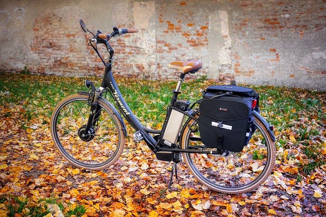 Bezpłatne pobieranie rowerów e rowerów, aby jeździć na rowerze Rowerzysta darmowe zdjęcie do edycji za pomocą bezpłatnego internetowego edytora obrazów GIMP