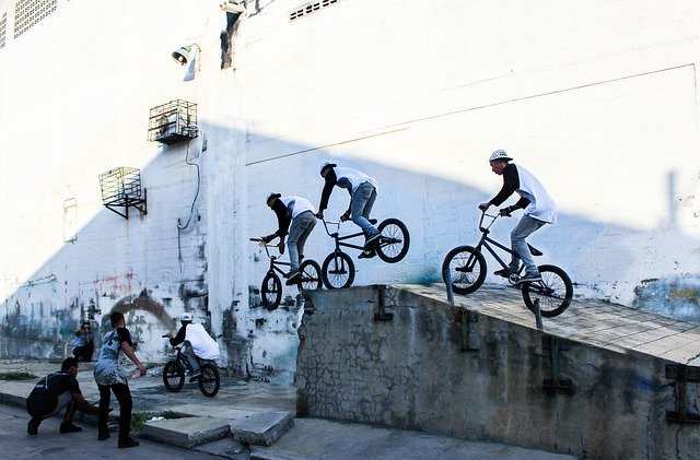 Descărcare gratuită Bicycle Jumps Jump - fotografie sau imagine gratuită pentru a fi editată cu editorul de imagini online GIMP