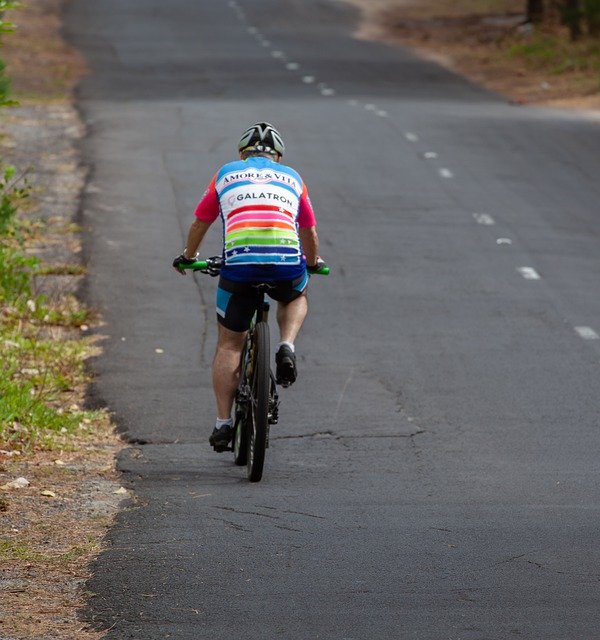 Unduh gratis Bicycle Man Riding On Road - foto atau gambar gratis untuk diedit dengan editor gambar online GIMP