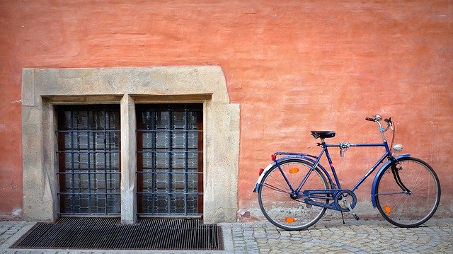 Descarga gratuita Bike Blue Wall: foto o imagen gratuita para editar con el editor de imágenes en línea GIMP