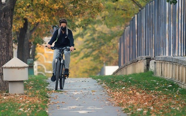 Descărcare gratuită bike ride man pandemic outdoors imagine gratuită pentru a fi editată cu editorul de imagini online gratuit GIMP