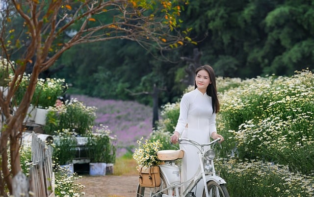 김프 무료 온라인 이미지 편집기로 편집할 수 있는 자전거 타는 여자 꽃 예쁜 무료 사진을 무료로 다운로드하세요.