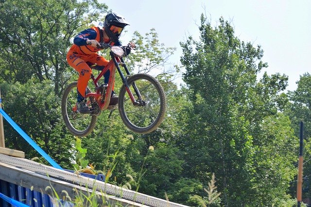 Безкоштовно завантажте Biker Mountain Bike Jump - безкоштовне фото або зображення для редагування за допомогою онлайн-редактора зображень GIMP