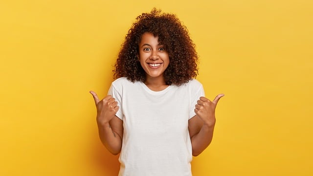 GIMPで編集できる黒人の陽気な女の子の幸せな喜びの無料画像を無料でダウンロード無料のオンライン画像エディター