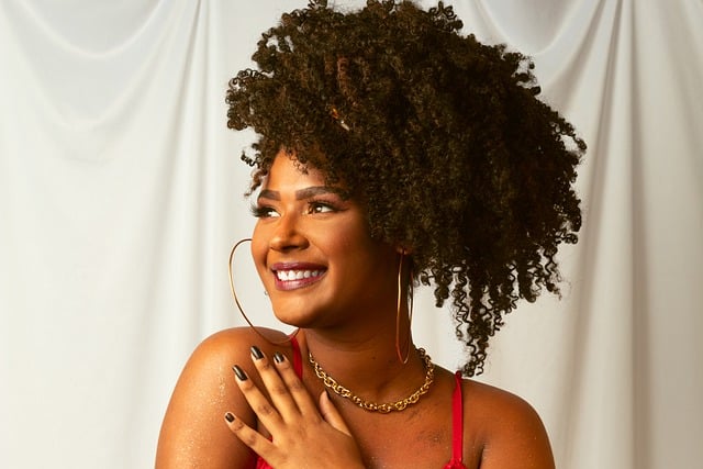 Безкоштовно завантажте зображення темношкірої жінки з посмішкою чорного дерева, яке можна редагувати за допомогою безкоштовного онлайн-редактора зображень GIMP