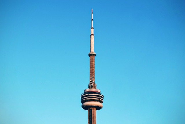 Scarica gratuitamente l'immagine gratuita dell'edificio del cielo blu in Canada cn tower da modificare con l'editor di immagini online gratuito GIMP