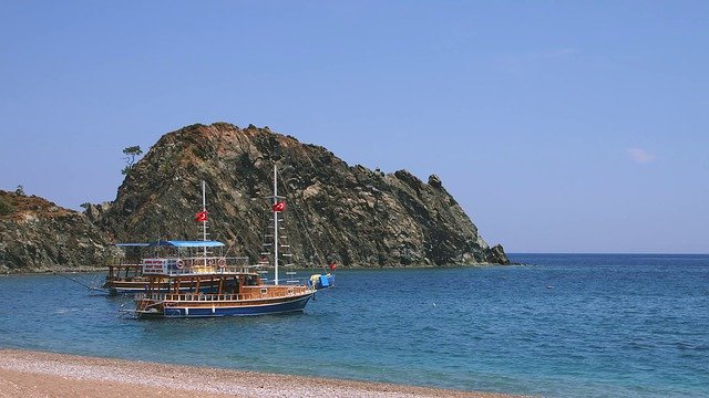 무료 다운로드 Boat Clean Sea - 무료 사진 또는 GIMP 온라인 이미지 편집기로 편집할 사진