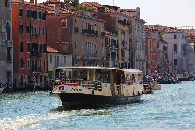 Free download boat gondola houses channel venice free picture to be edited with GIMP free online image editor