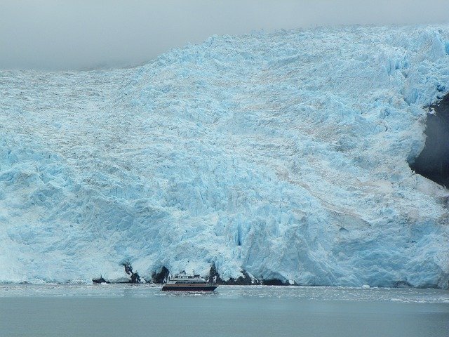 Muat turun percuma Boat Ice Berg Frozen - foto atau gambar percuma untuk diedit dengan editor imej dalam talian GIMP