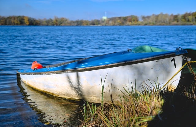 Téléchargement gratuit d'une photo gratuite de bateau de pêche en eau de soleil de lac de bateau à modifier avec l'éditeur d'images en ligne gratuit GIMP