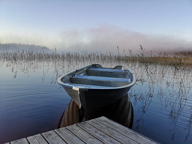 Unduh gratis Boat Lake Water - foto atau gambar gratis untuk diedit dengan editor gambar online GIMP