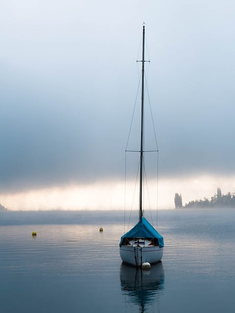 הורדה חינם סירה אגם ענני מים בחורף תמונה חינם לעריכה עם עורך תמונות מקוון בחינם של GIMP