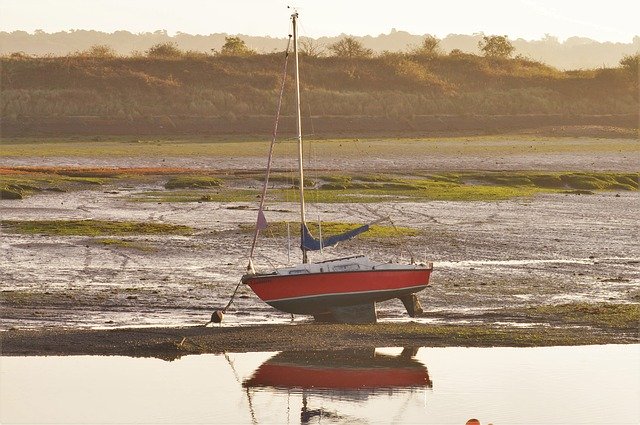 Descarga gratuita Boat Low Tide Coast Sailing - foto o imagen gratuita para editar con el editor de imágenes en línea GIMP