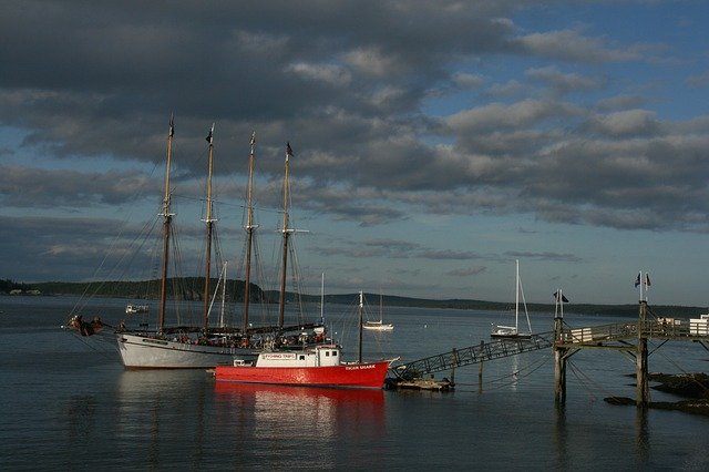 Unduh gratis Boat Sea Clouds - foto atau gambar gratis untuk diedit dengan editor gambar online GIMP