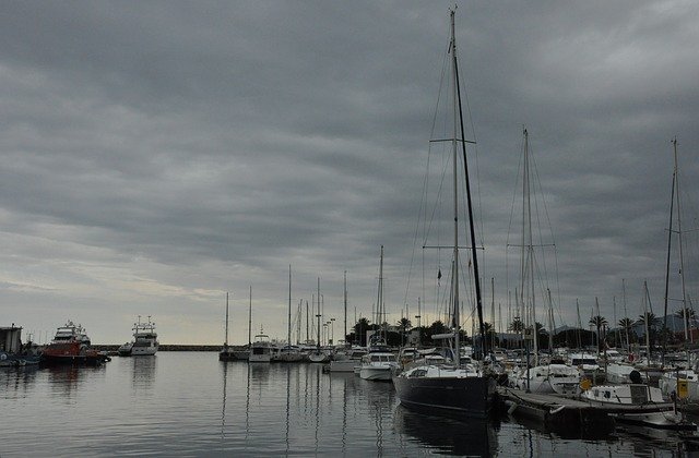 Descarga gratuita Boats Port: foto o imagen gratuita para editar con el editor de imágenes en línea GIMP