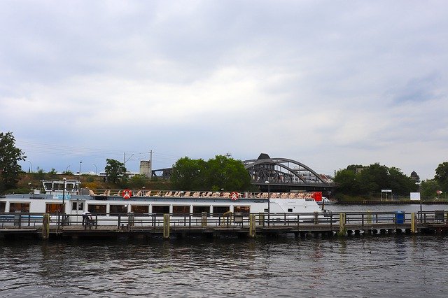 ดาวน์โหลดฟรี Boat Water Spree - ภาพถ่ายหรือรูปภาพฟรีที่จะแก้ไขด้วยโปรแกรมแก้ไขรูปภาพออนไลน์ GIMP