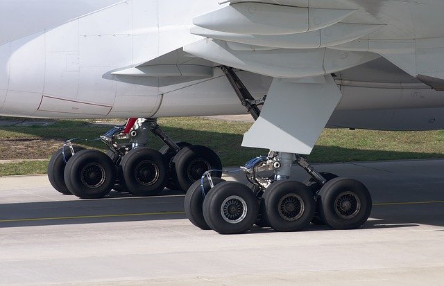 Free download boeing 777 chassis plane landing free picture to be edited with GIMP free online image editor