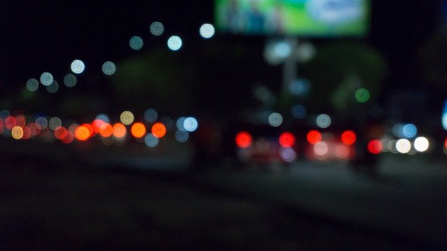 Muat turun percuma Trafik Malam Bokeh - foto atau gambar percuma untuk diedit dengan editor imej dalam talian GIMP