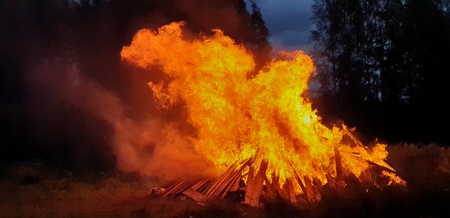 Безкоштовно завантажте Bonfire Fire Hot High — безкоштовну фотографію чи зображення для редагування за допомогою онлайн-редактора зображень GIMP