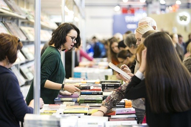 Bezpłatne pobieranie Books Selling People - bezpłatne zdjęcie lub obraz do edycji za pomocą internetowego edytora obrazów GIMP