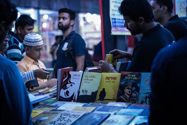 Free download books store people vendor stall free picture to be edited with GIMP free online image editor