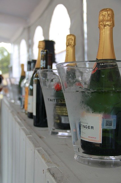 Descarga gratuita Bottle Champagne: foto o imagen gratuita para editar con el editor de imágenes en línea GIMP