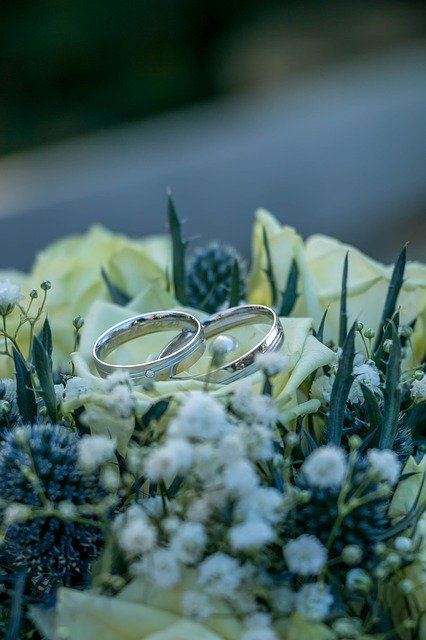 Descarga gratuita Bouquet Rings Wedding - foto o imagen gratuita para editar con el editor de imágenes en línea GIMP