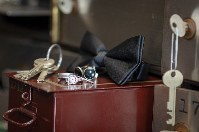 تحميل مجاني Bowtie Keys Wedding Rings - صورة مجانية أو صورة ليتم تحريرها باستخدام محرر الصور عبر الإنترنت GIMP