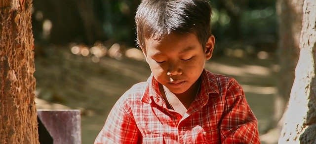 Descărcare gratuită Boy Eyes Closed Meditation - fotografie sau imagini gratuite pentru a fi editate cu editorul de imagini online GIMP