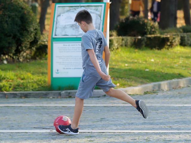 تنزيل كرة قدم فتى طفل مجانًا يلعب صورة مجانية ليتم تحريرها باستخدام محرر الصور المجاني على الإنترنت من GIMP
