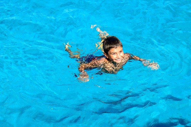 Descarga gratuita Boy Swimming Sea - foto o imagen gratuita para editar con el editor de imágenes en línea GIMP