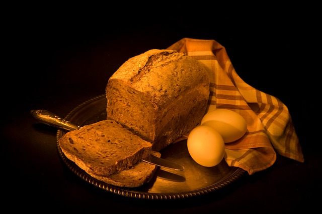 Bezpłatne pobieranie chleba nóż do jajek serwetka taca żyta darmowe zdjęcie do edycji za pomocą bezpłatnego internetowego edytora obrazów GIMP