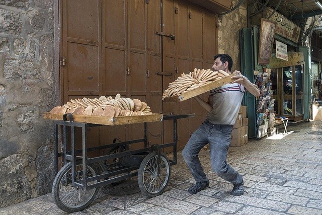 Descărcare gratuită Bread Man Old City Jerusalem - fotografie sau imagine gratuită pentru a fi editată cu editorul de imagini online GIMP